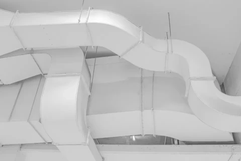Weiße Ventilator-Schächte die überlappend verlaufen.